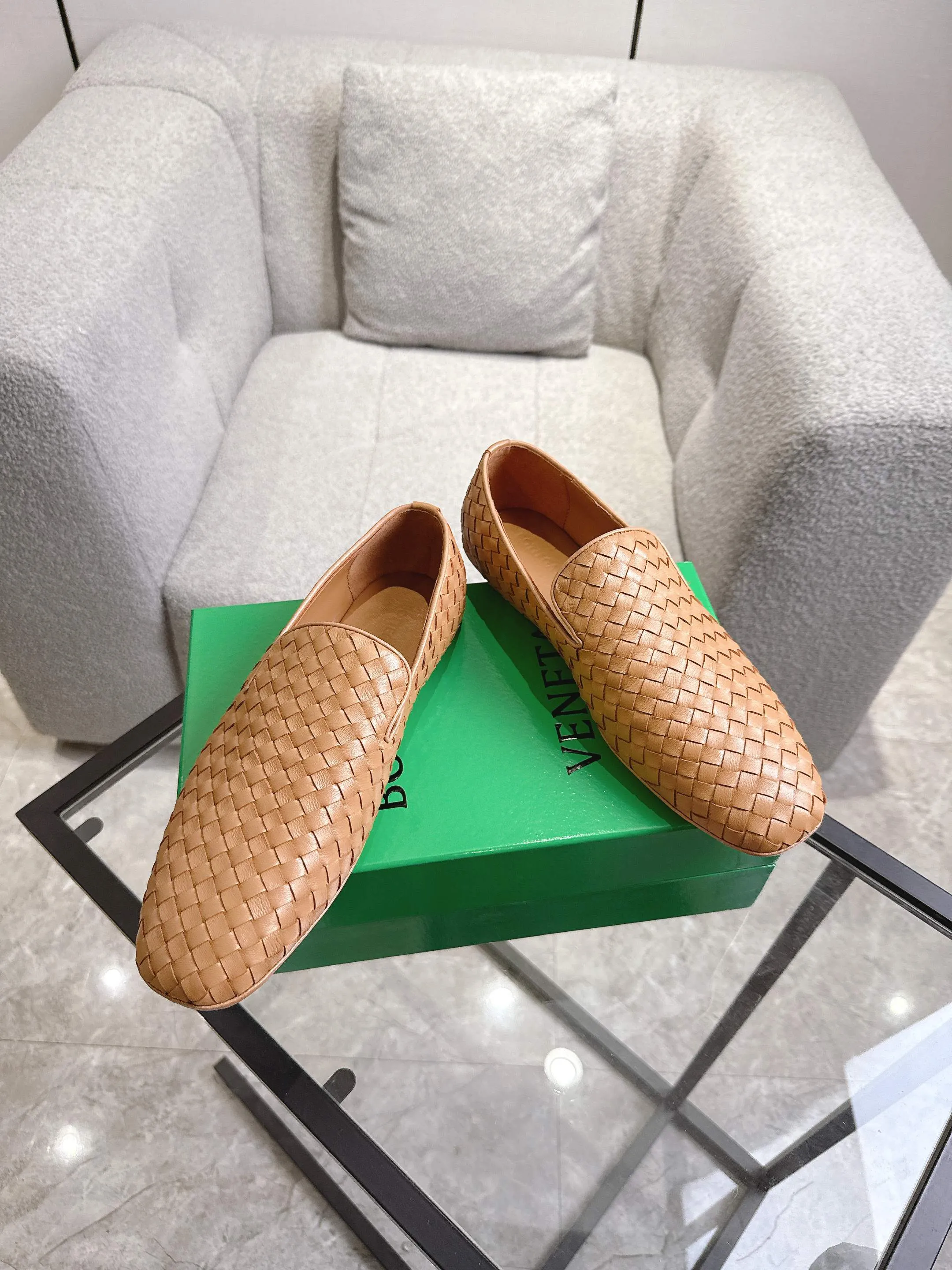 [BV] Top P: 760💰Size for couples: 35-44 (40.41 for women, 38 for men, 45.46.47, custom-made, non-returnable) Bottega Veneta 2025 autumn counter synchronized genuine leather outsole classic woven beanie shoes for couples, Bottega Veneta square-toe flat shoes, imported mixed sheepskin, imported sheep! Leather outsole! [Rose][Rose]! Purely hand-woven and operated, the original board is reproduced one-to-one! quality assurance!